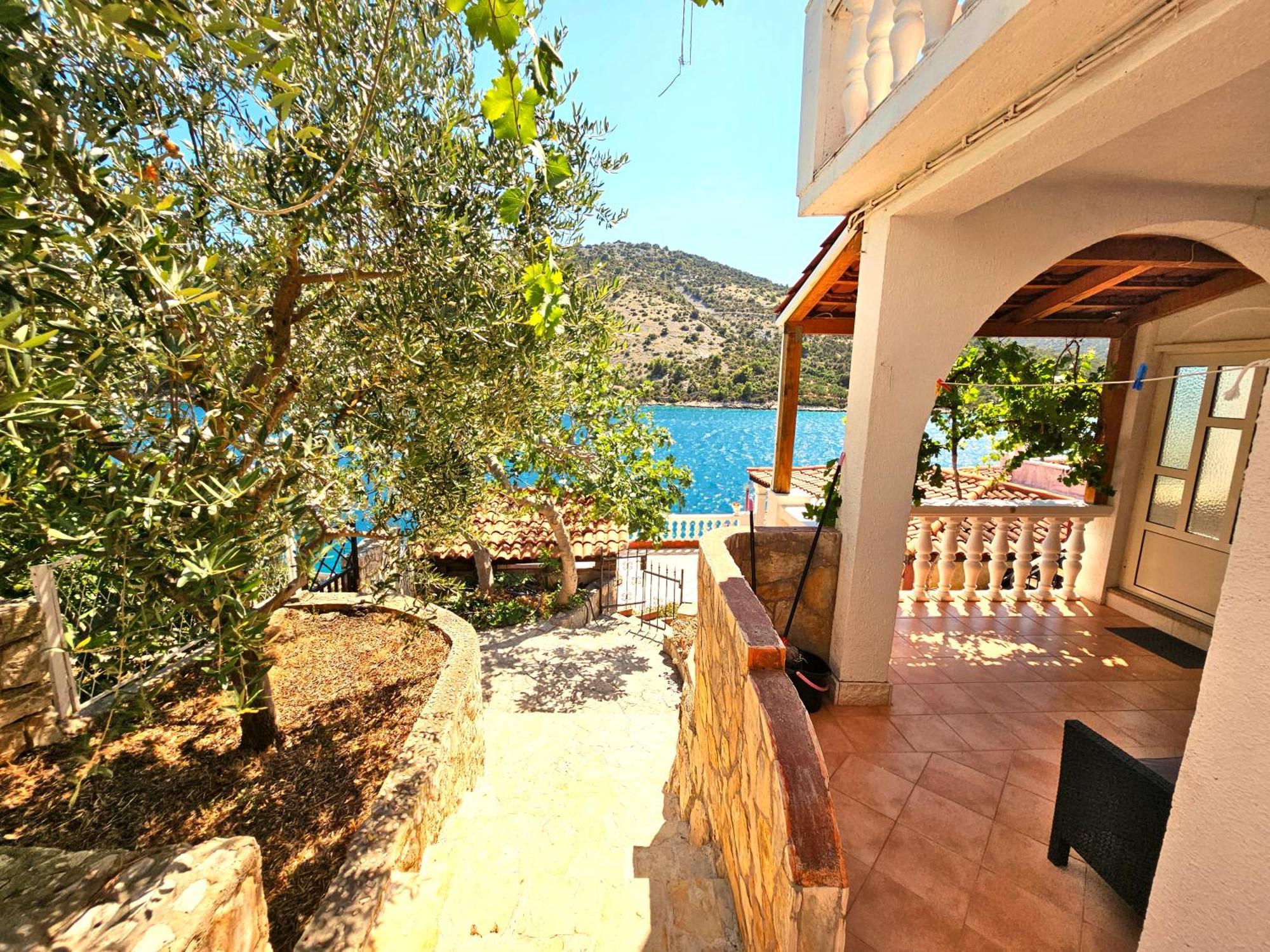 Apartments Carmen Vinišće Exterior foto